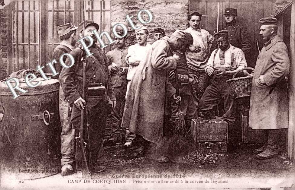 Camp de Coetquidan, prisonniers allemands a la corvee de legumes