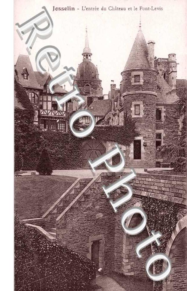 Le Chateau - entree et Pont Levis