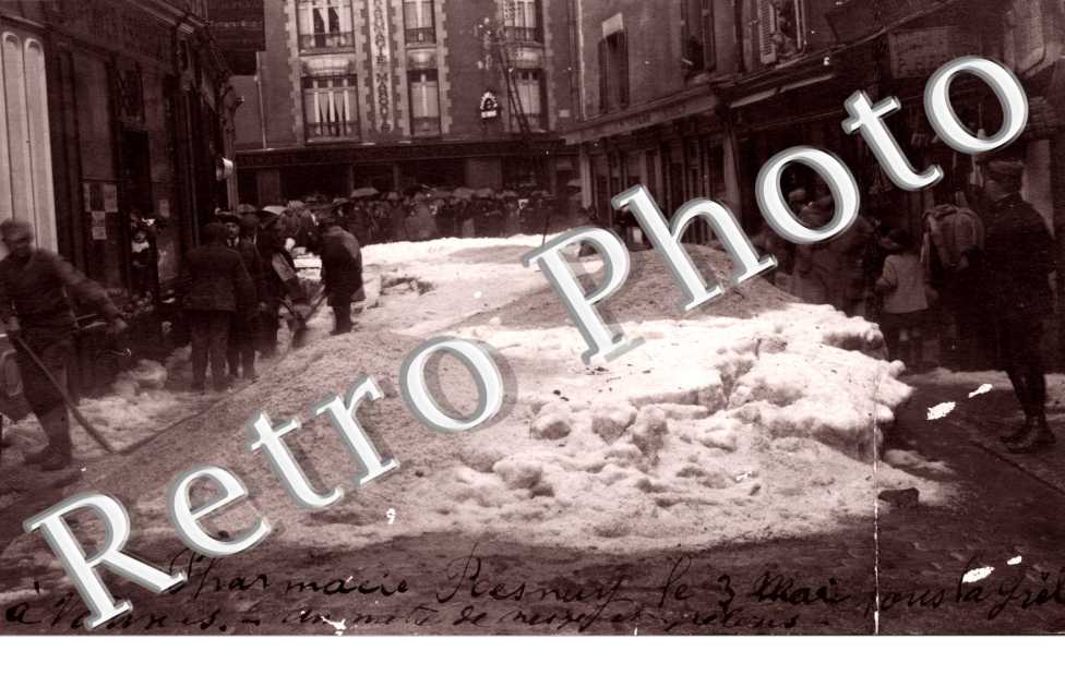 pharmacie Poesnuy le 3 mai sous la grele Un metre de neige et de grele