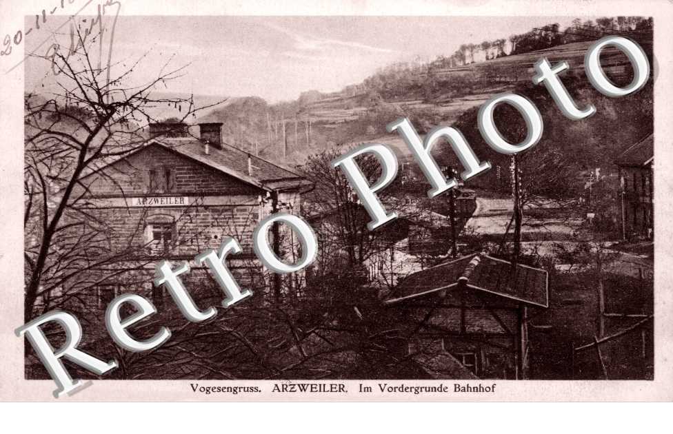 Im Vordergrunde Bahnhof