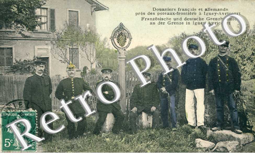 Douaniers aux poteaux frontiere