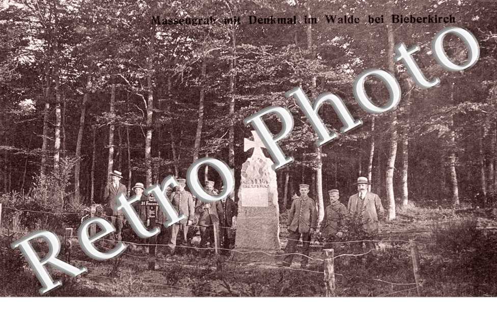 Masseugrab mit Denkmal im Walde