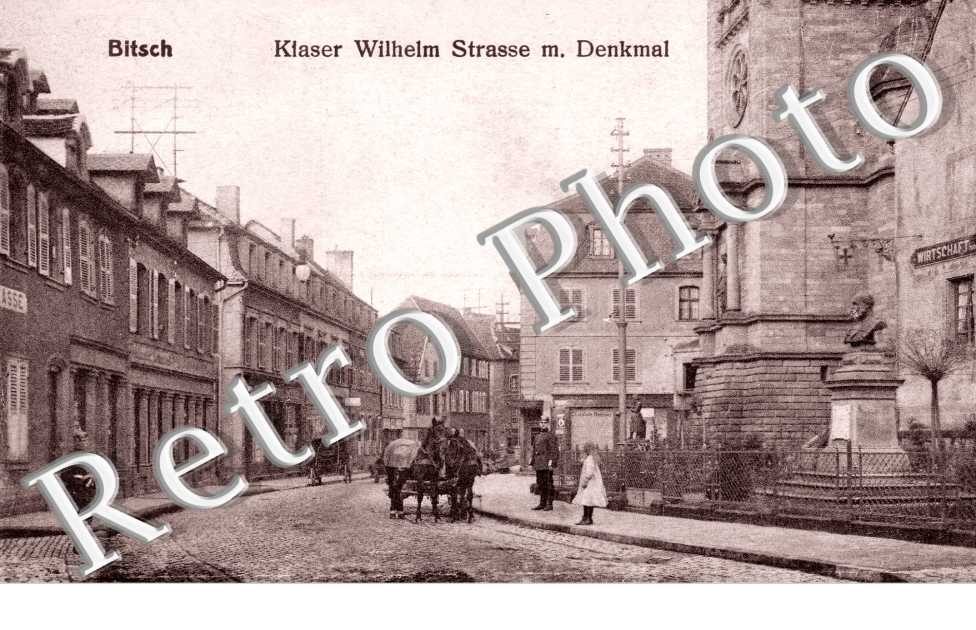 Klaser Wilhelm Strasse mit Denkmal