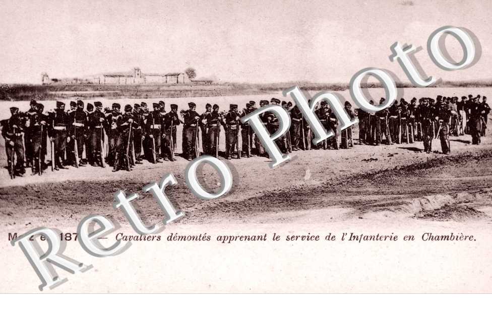 Cavaliers demontes apprenant le service de l&#039;Infanterie