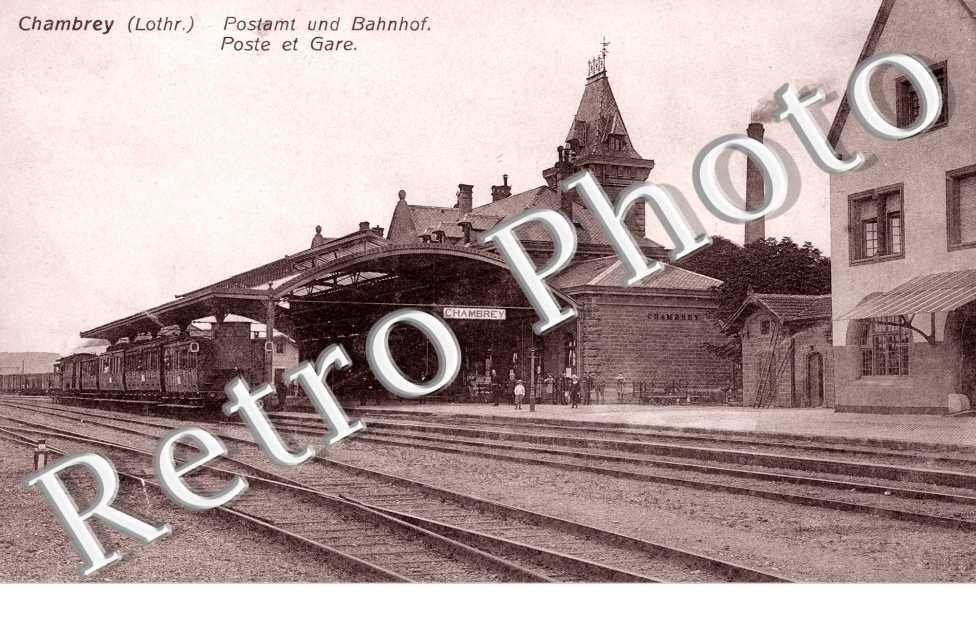 Postamt und Bahnhof