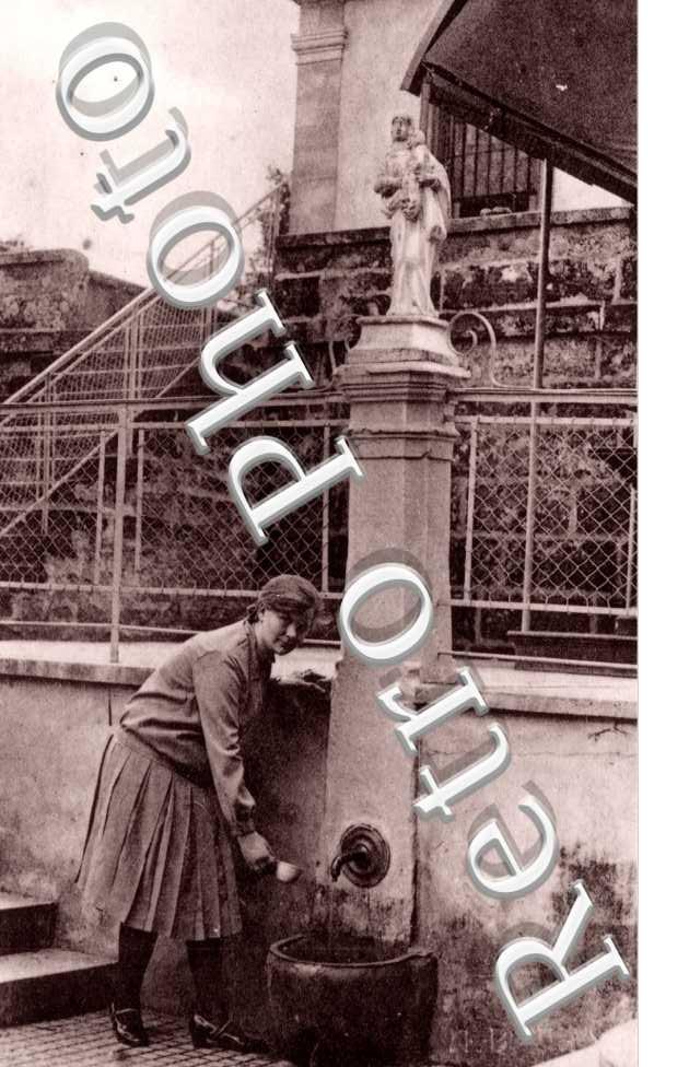 (une femme a la fontaine)