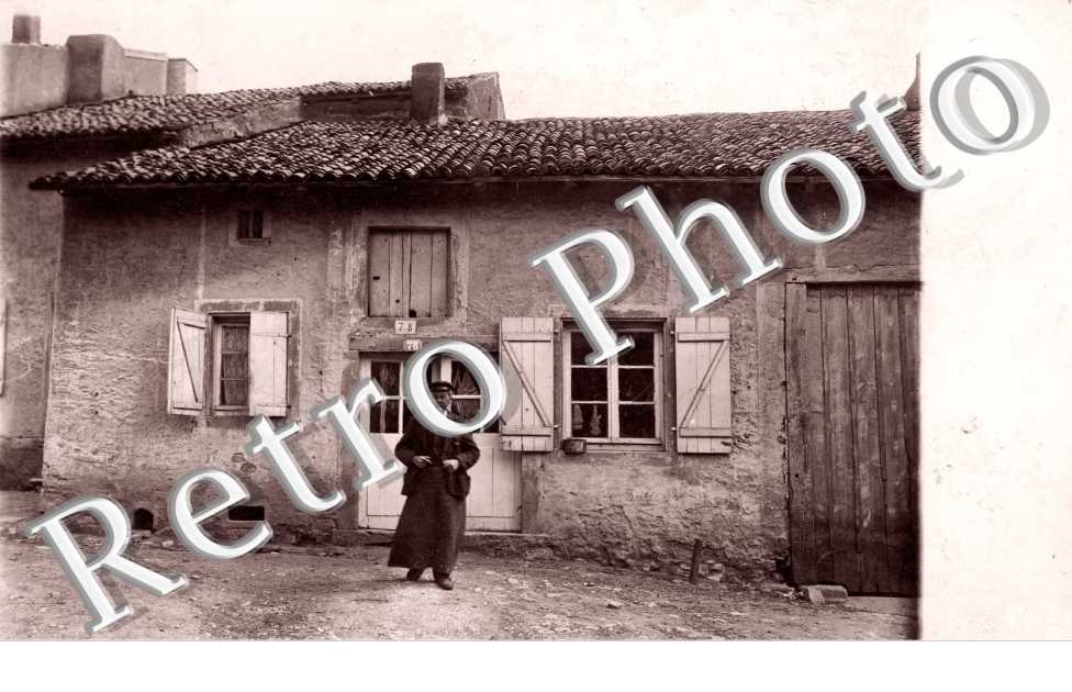  Un homme devant sa Maison