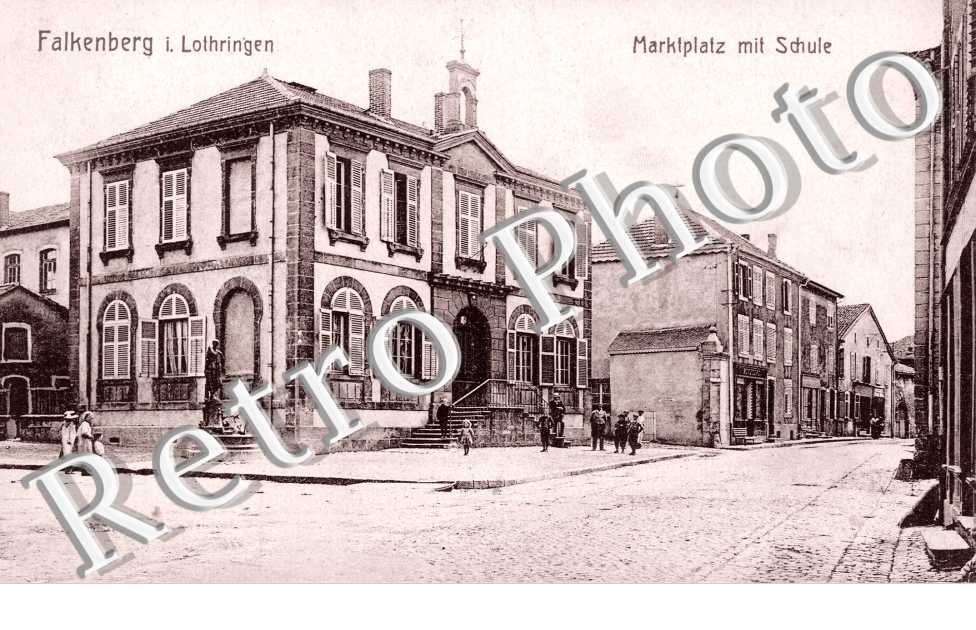 Marktplatz mit Schule