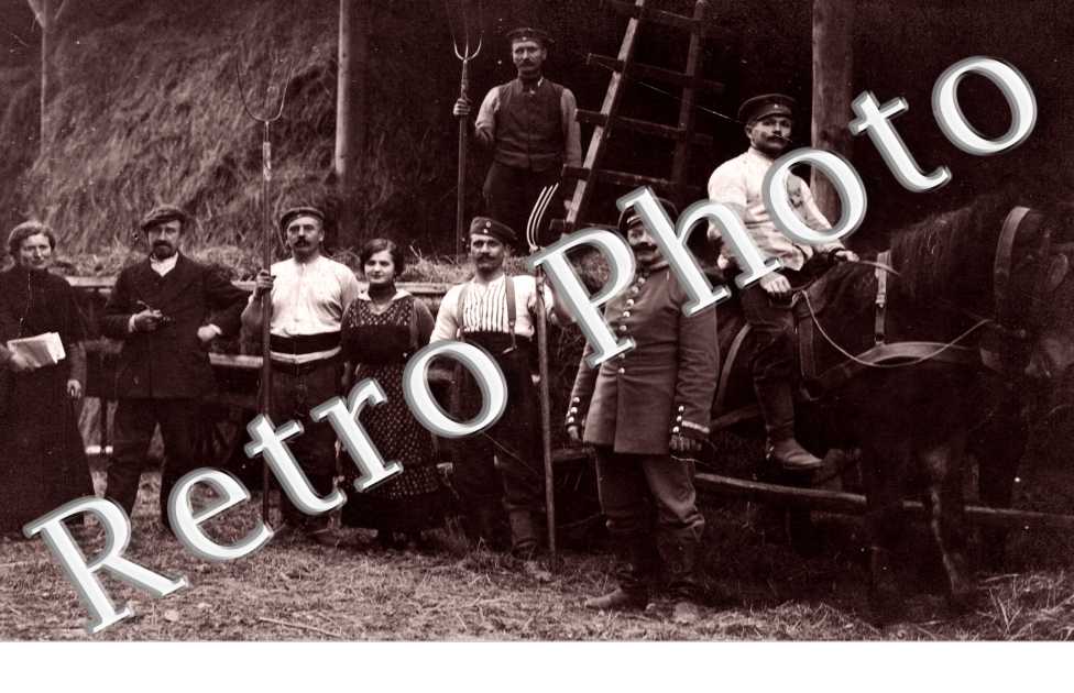 Des habitants devant la grange et militaires