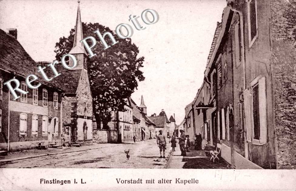 Vorstadt mit alter Kapelle