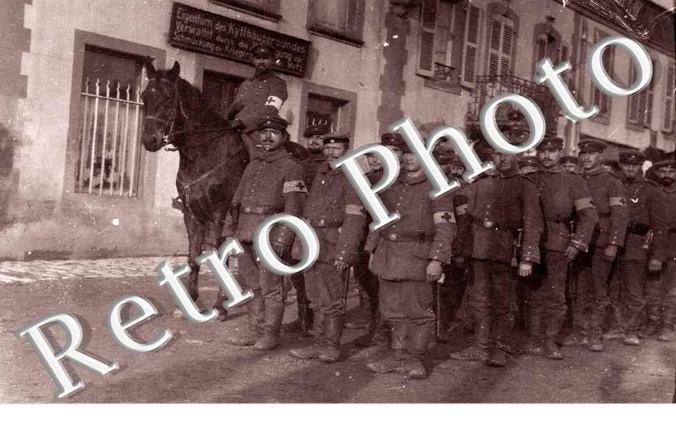 soldats infirmiers  en rang