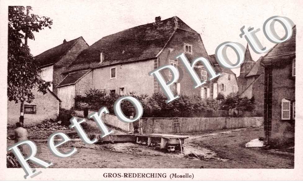 Une Rue et la Fontaine