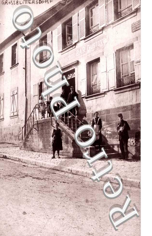 des gens sur un escalier