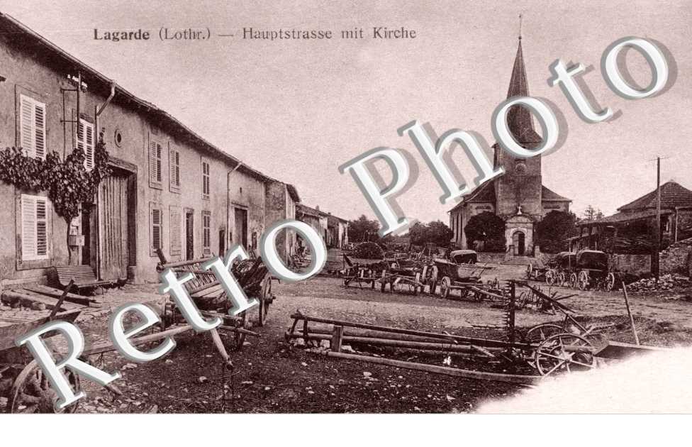 Hauptstrasse mit Kirche