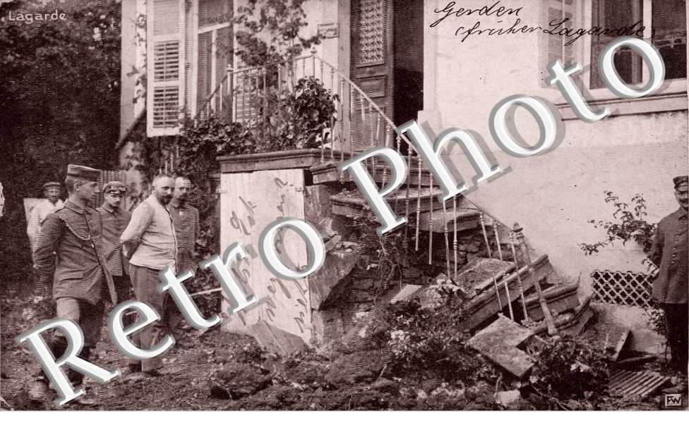 Treppe an der weissen Villa von einer franz Granate getroffen