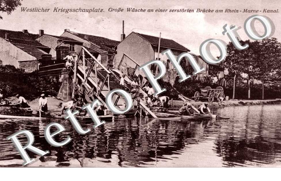 Westlicher Kriegsschauplatz. Grosse Wasche an einer zerstorten Brucke am Rhein