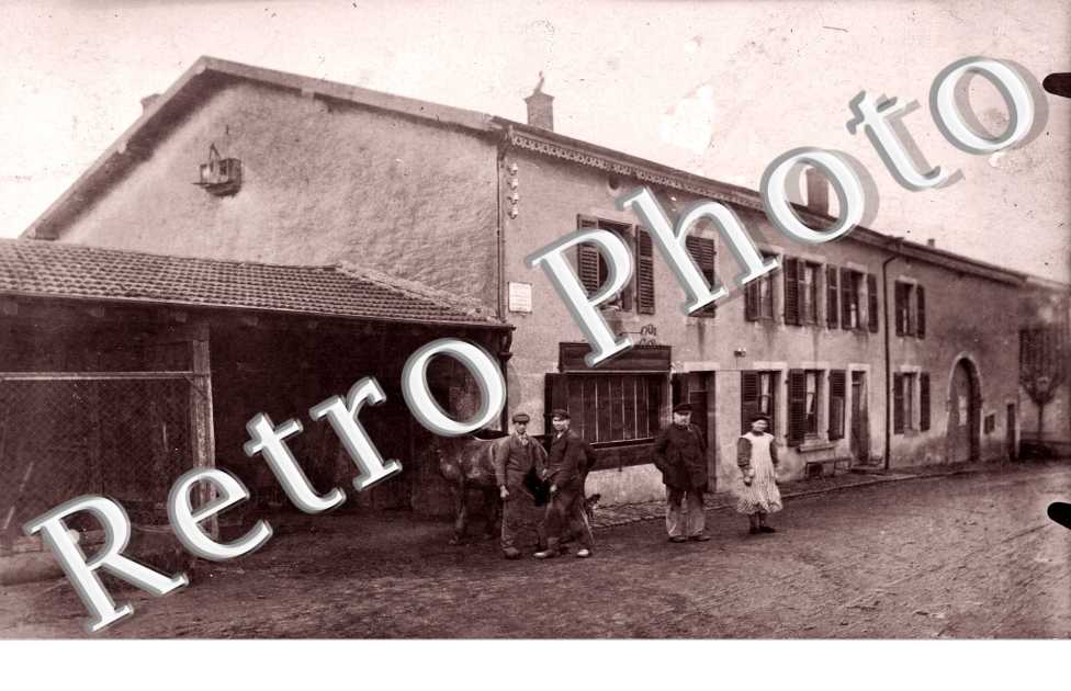 Un groupe devant leur maison