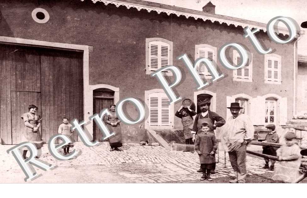 Un groupede personnes pris en photos