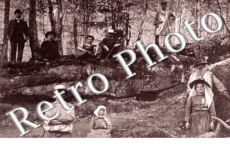 Un groupe de personnes pris en photos