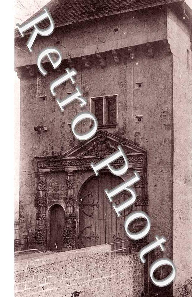 Porte et tour du chateau