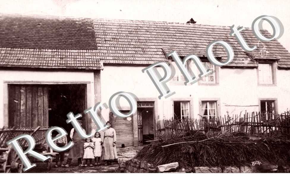 Une famille devant sa ferme