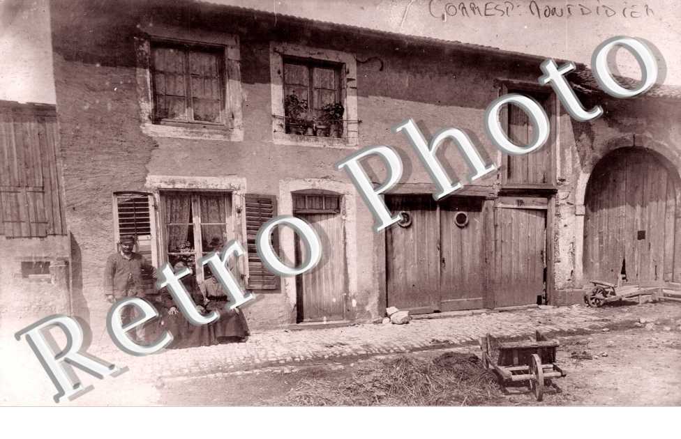 Trois personnes devant une maison