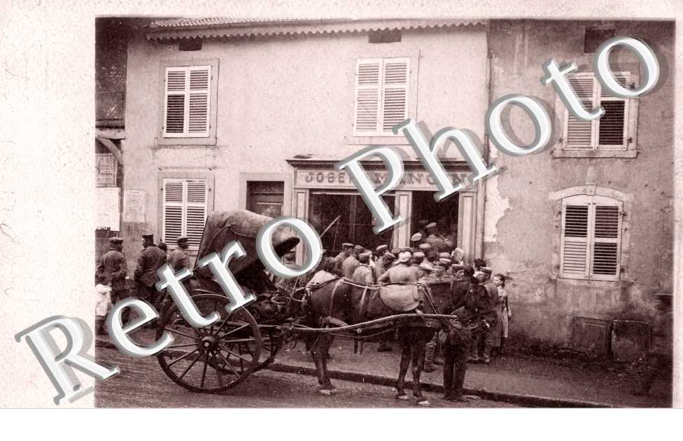 Magasin Joseph Mangin (militaires allemands faisant la queue a  l&#039;epicerie + bel attelage)