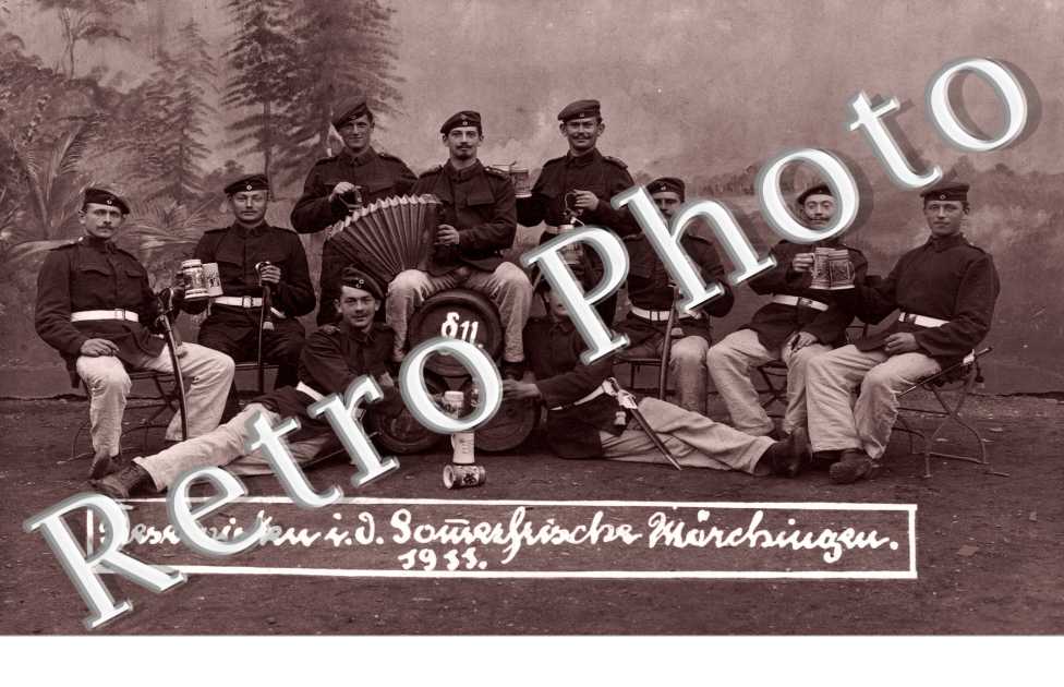 Groupe de Militaires trinquant avec des Chopes