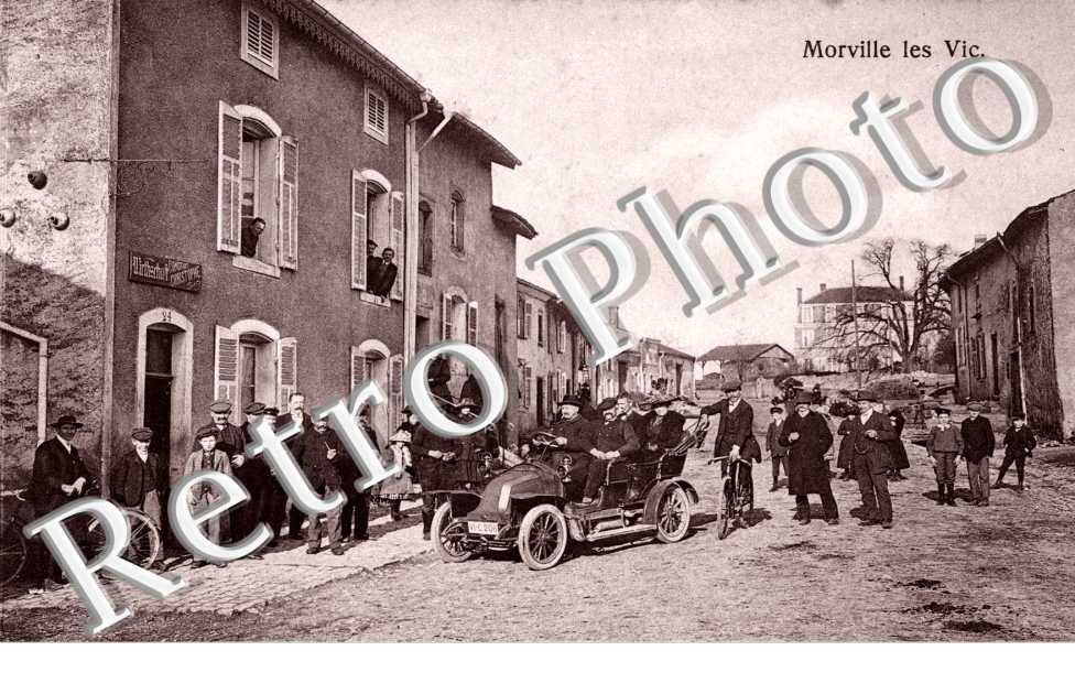 Les habitants autour d&#039;une voiture dans la rue