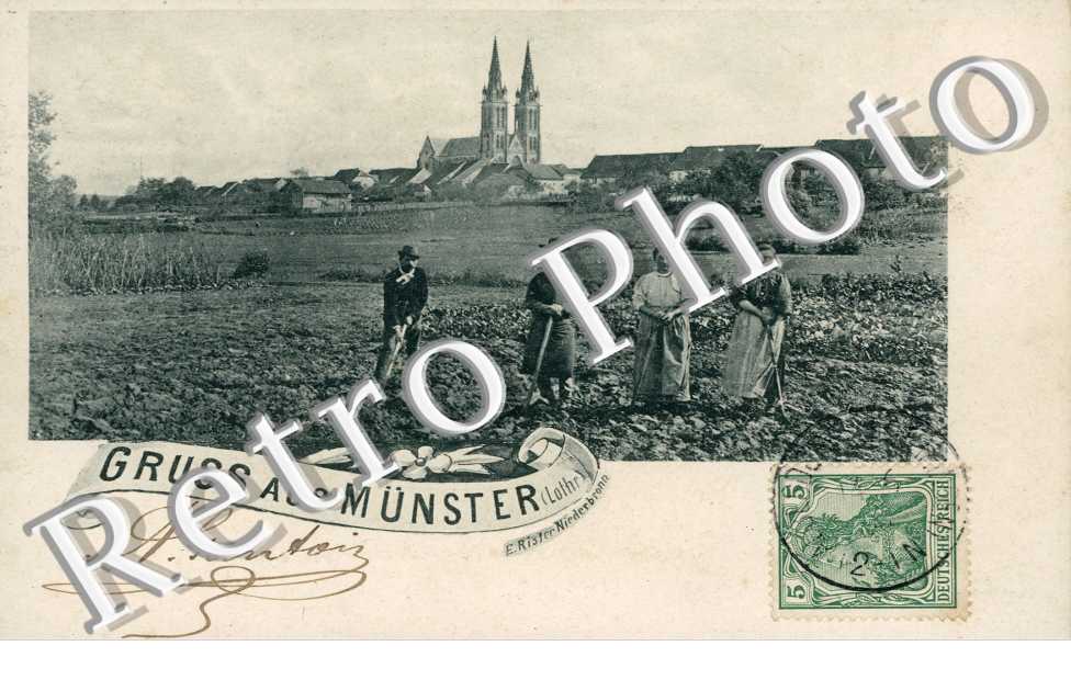 Un groupe de personnes pris en photos