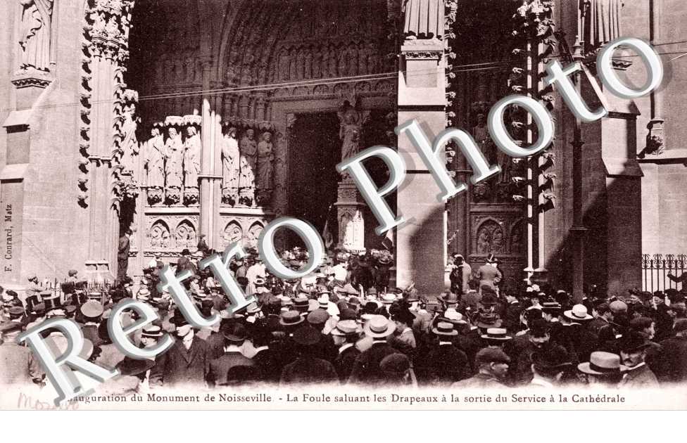 Inauguration du Monument Foule saluant les drapeaux a la sortie du service de la Cathedrale