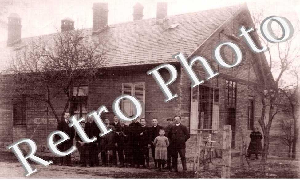 Un groupe de personne devant une Maison
