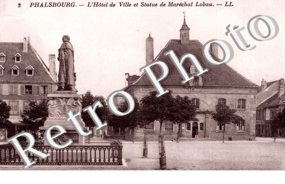l&#039;Hotel de Ville et Statue de Marechal Lobau