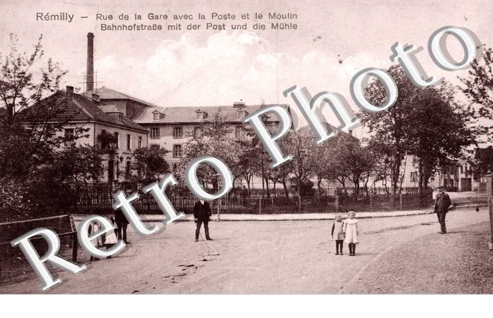 rue de la gare avec la poste et le moulin
