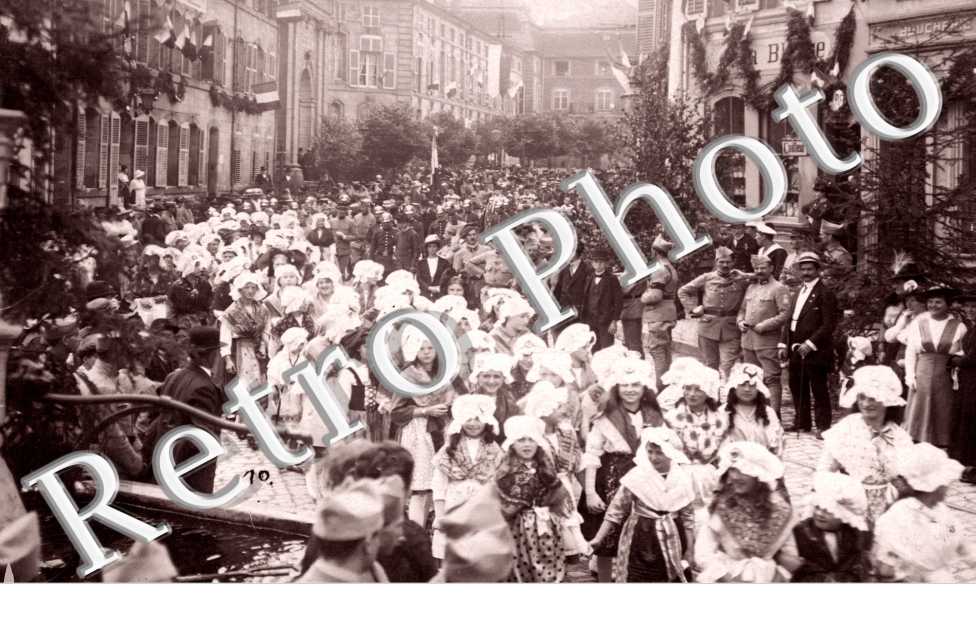 Defile d'enfants en costume folklorique 
