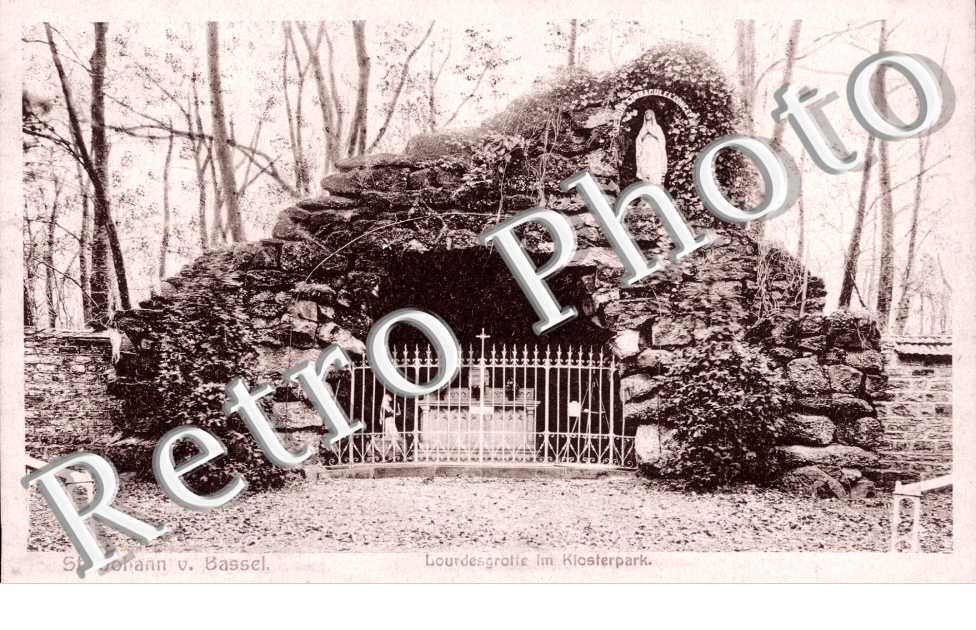 Lourdesgrotte im Klosterpark