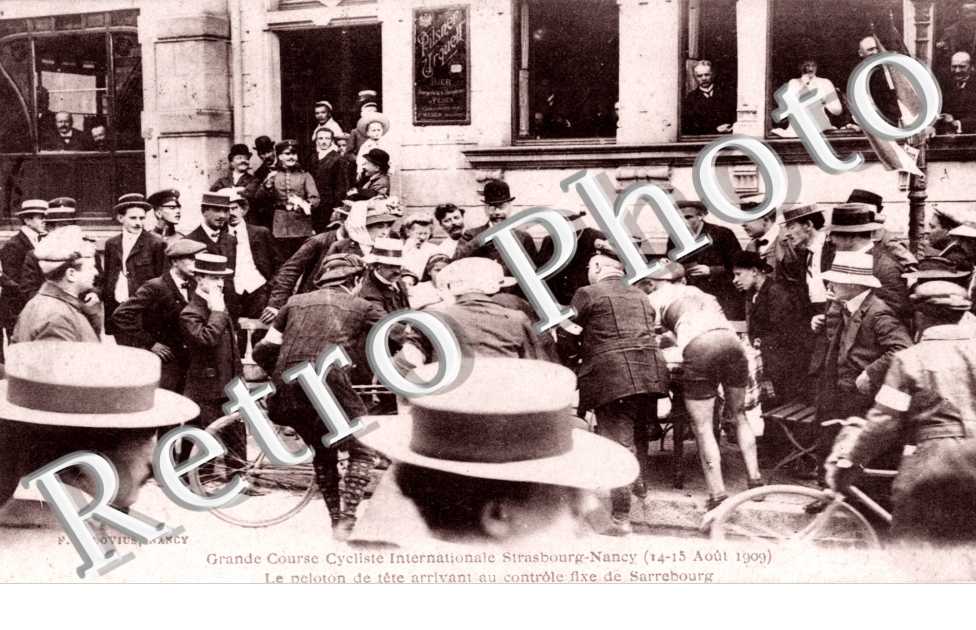 Grande course cycliste Strasbourg-Nancy 14-15 aout 1909 Le peloton de t^te arrivant au controle de Sarrebourg