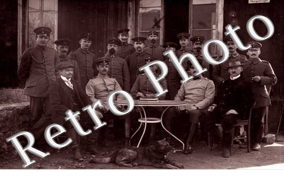 Basse Guentrange Groupe de militaires allemands  - le panneau sur la porte indique Obergentringen