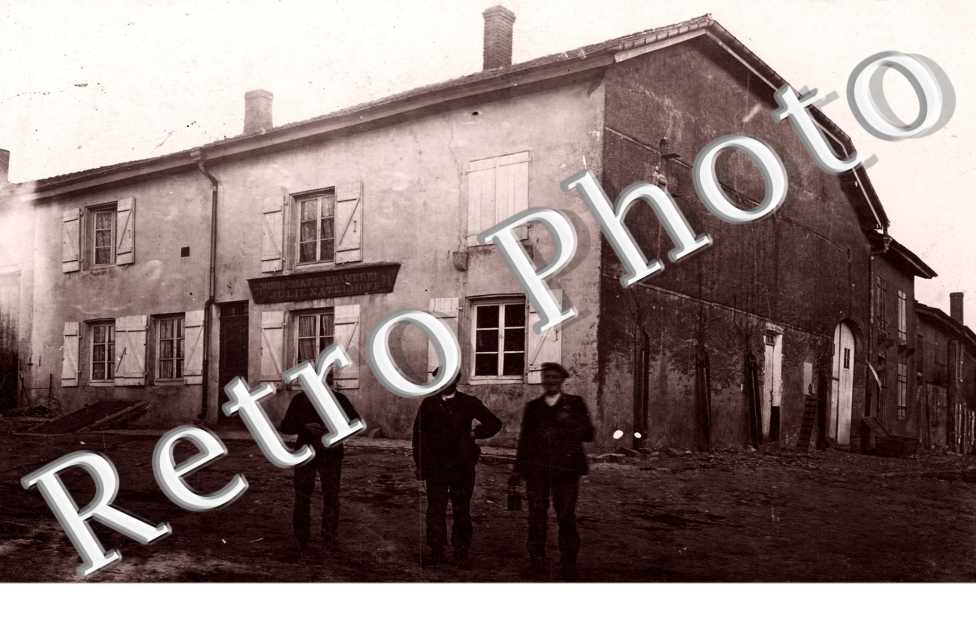 Un groupe d&#039;Hommes pris en photos