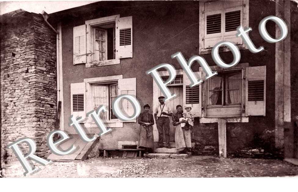 Personnes devant leur Maison
