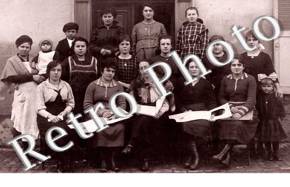 Jeunes femmes du village