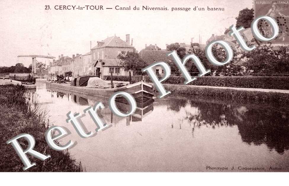 Canal du Nivernais, passage d'un bateau