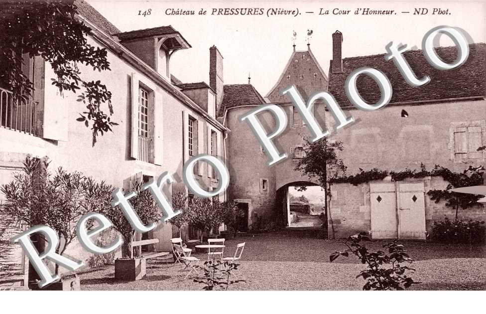 Chateau de Pressure - la cour d&#039;honneur