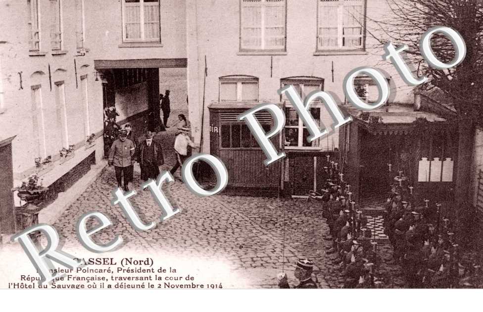 M. Poincaré traversant la cour de Hôtel du Sauvage