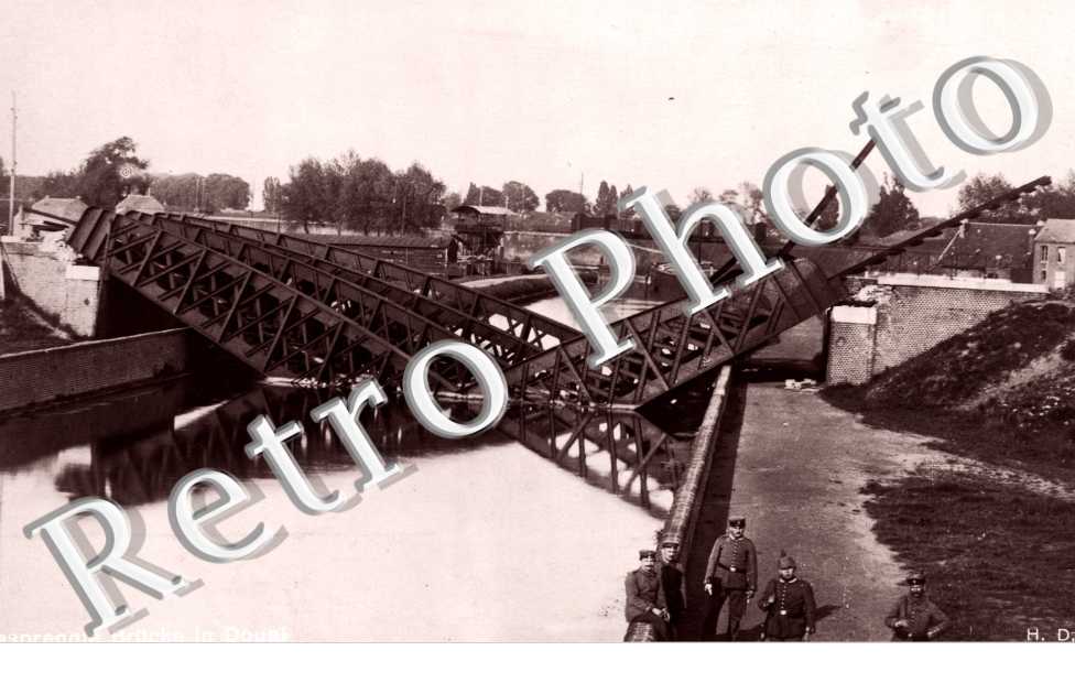 Pont detruit avec militaires allemands