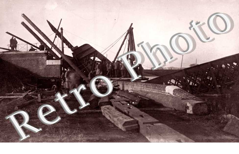 Pont detruit avec militaires allemands