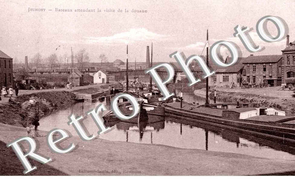 Bateaux attendant la visite de la Douane