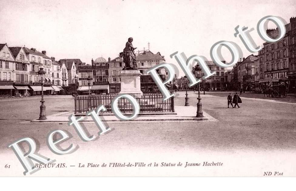 place de l&#039;hotel de ville et statue de Jeanne Hachette