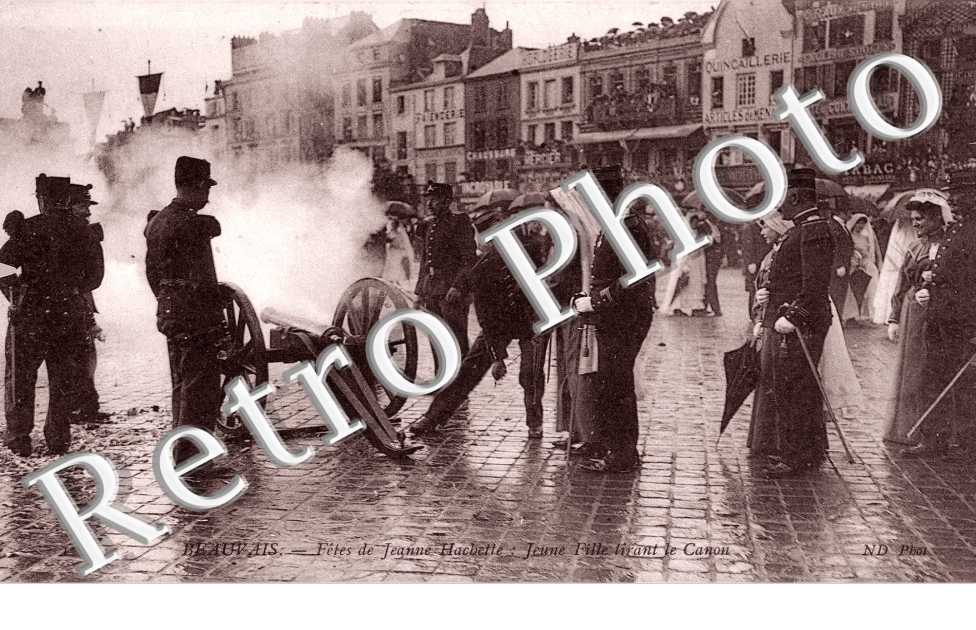 Fete de Jeanne Hachette - Jeune fille tirant le canon