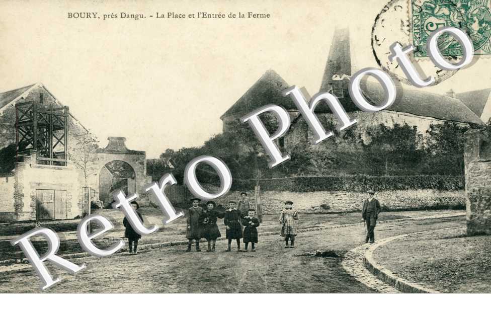 La place et l'entree de la ferme